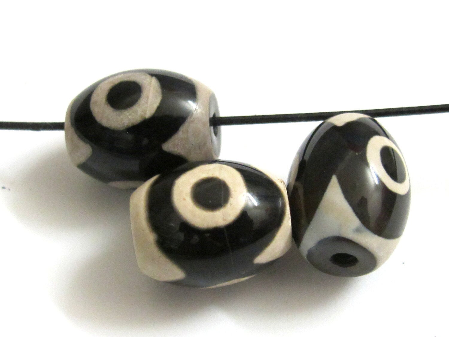 Tibetan etched agate dzi bead - GM043 - 1 bead