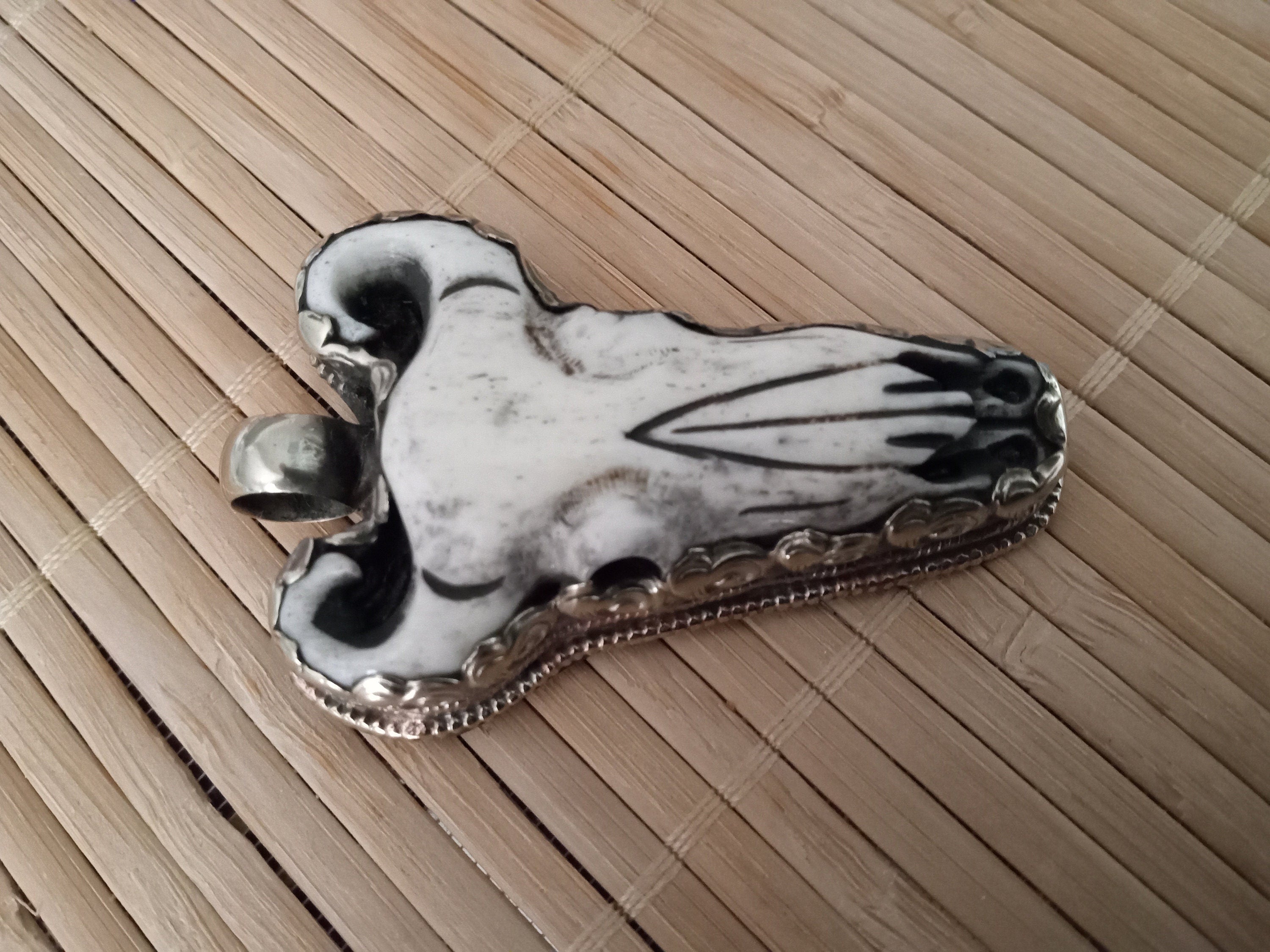 1 Pendant - Recycled cattle bone bull head design skull shape pendant reverse side floral carving antiqued silver color finish - PM415F