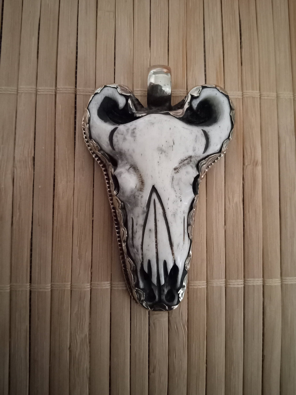 1 Pendant - Recycled cattle bone bull head design skull shape pendant reverse side floral carving antiqued silver color finish - PM415F