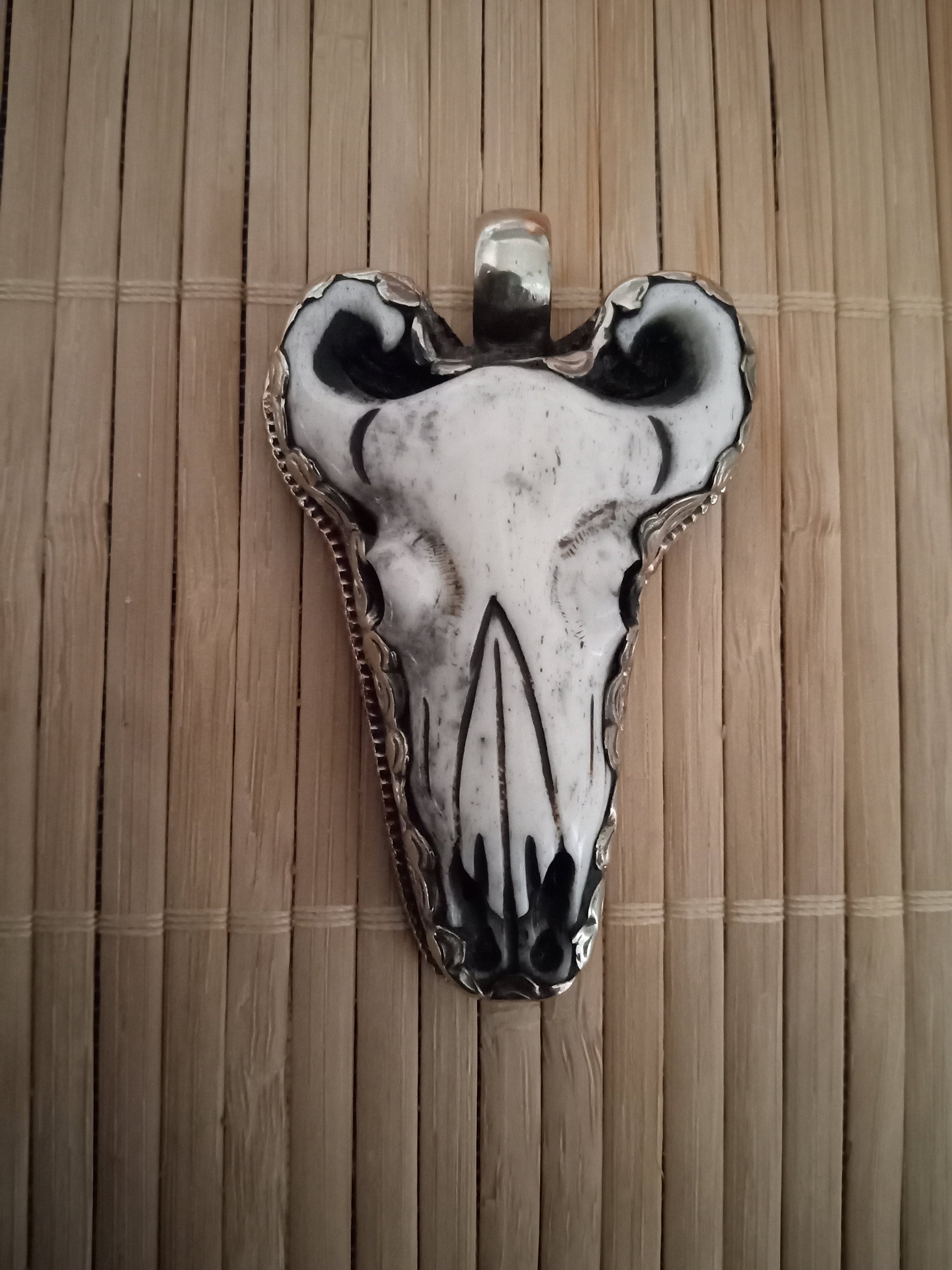 1 Pendant - Recycled cattle bone bull head design skull shape pendant reverse side floral carving antiqued silver color finish - PM415F