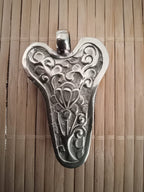 1 Pendant - Recycled cattle bone bull head design skull shape pendant reverse side floral carving antiqued silver color finish - PM415F