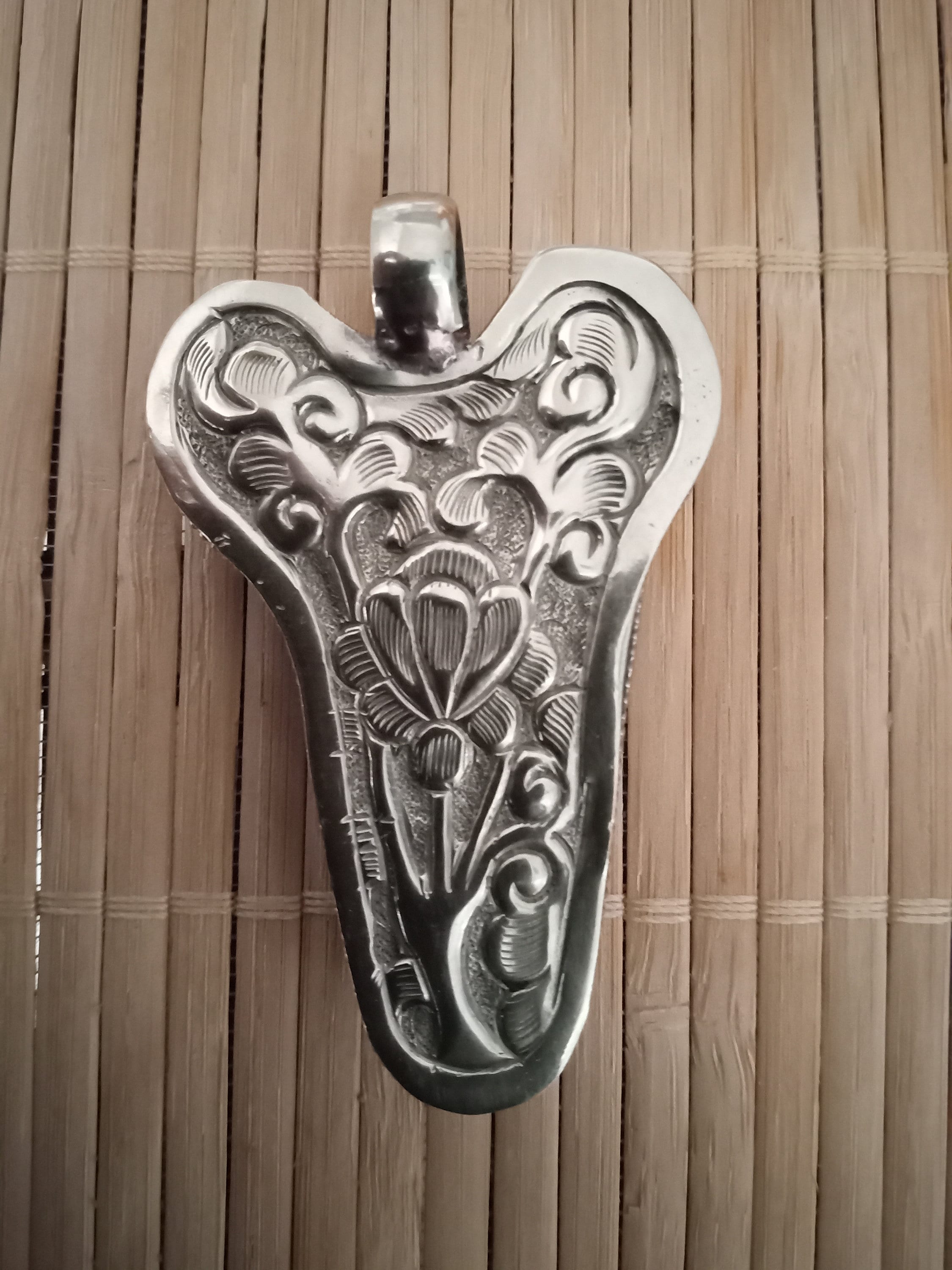 1 Pendant - Recycled cattle bone bull head design skull shape pendant reverse side floral carving antiqued silver color finish - PM415F