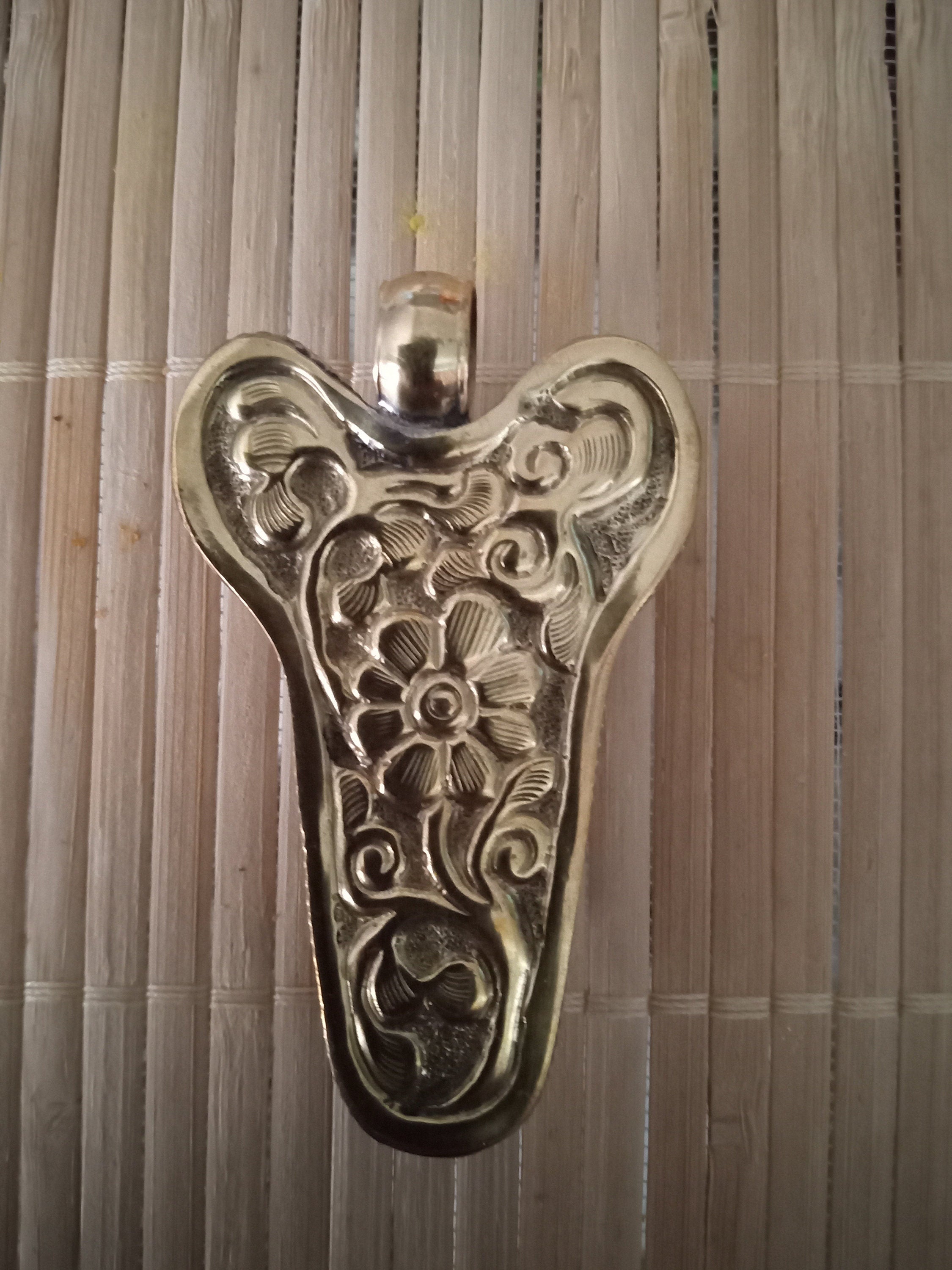 1 Pendant - Large size recycled cattle bone bull head design skull shape pendant with reverse side floral carving design on brass- PM415E