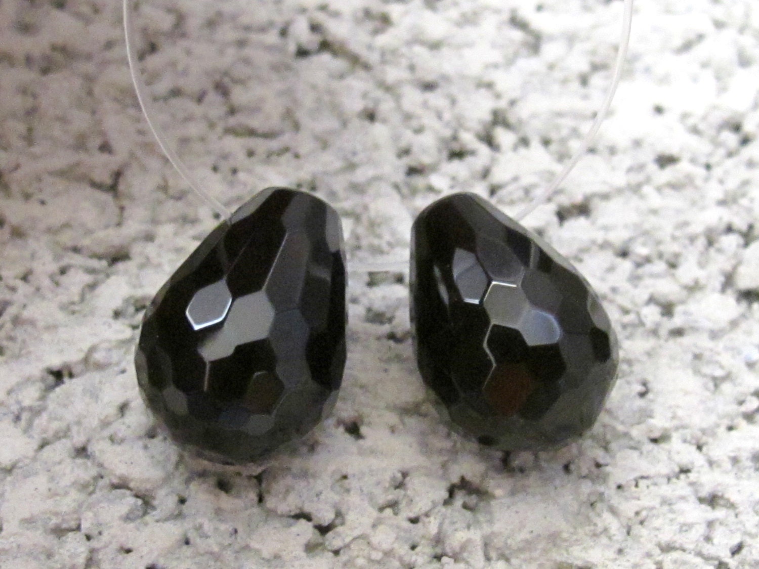 2 beads - Beautiful faceted black onyx drop beads - GM143