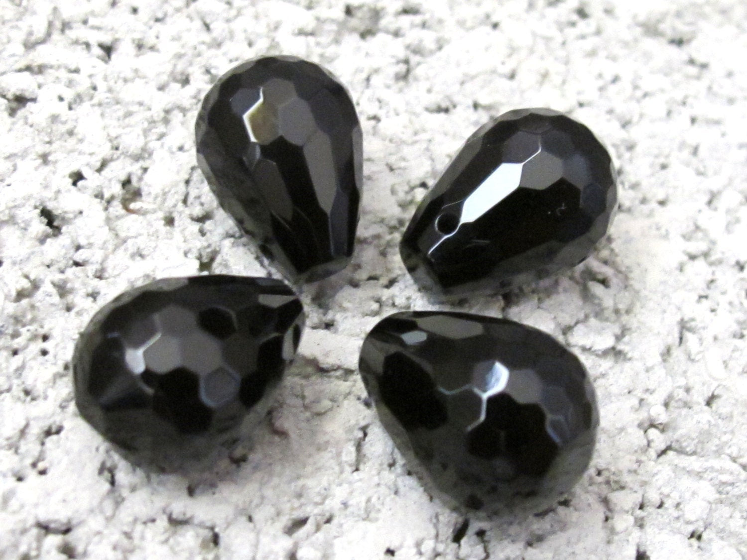 2 beads - Beautiful faceted black onyx drop beads - GM143