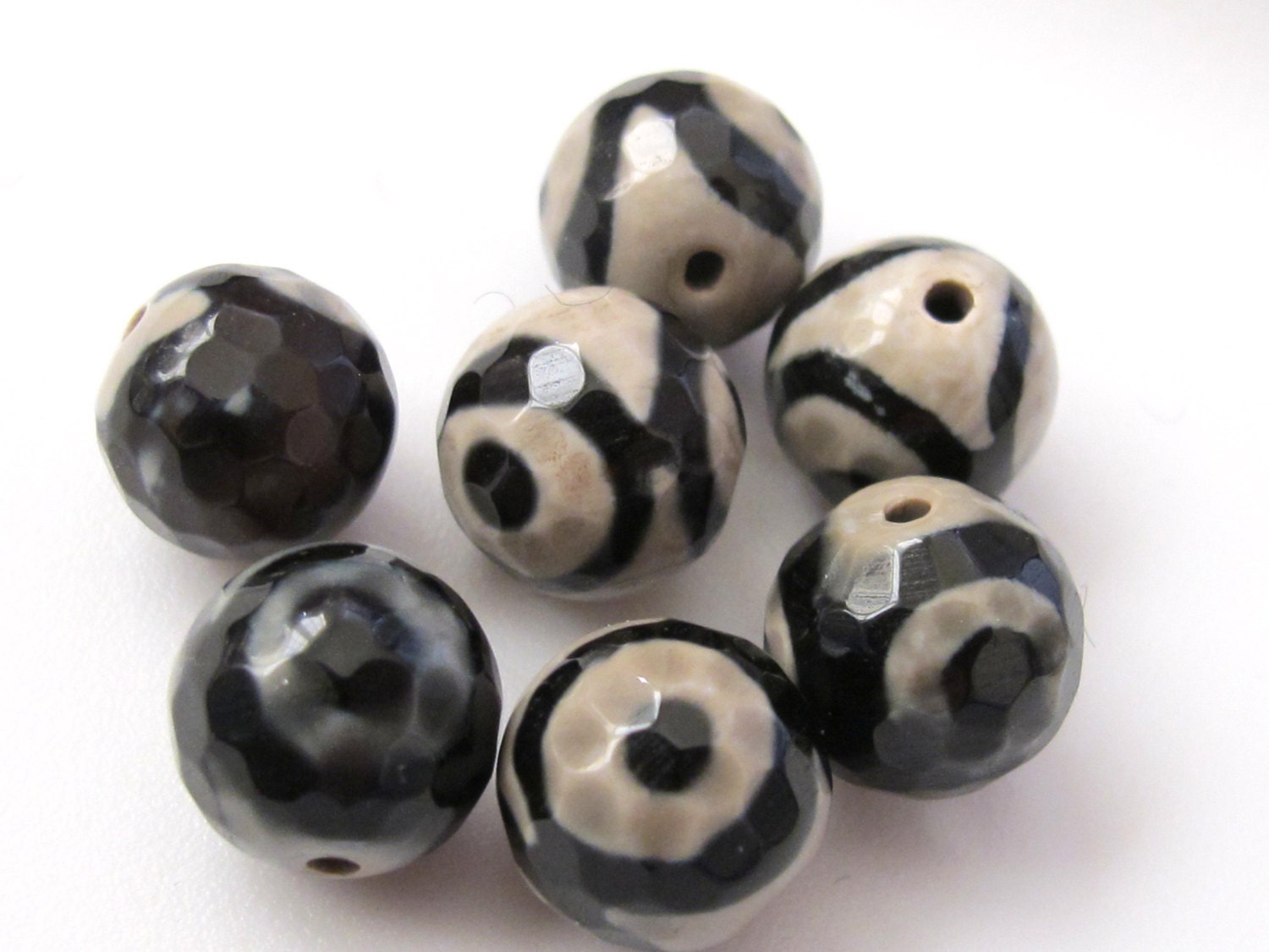 4 Beads - Faceted Tibetan agate etched circles eye dzi design beads 10 mm - GM161