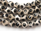 10 beads - Tibetan faceted black white agate dzi spotted design beads 8 mm - GM163