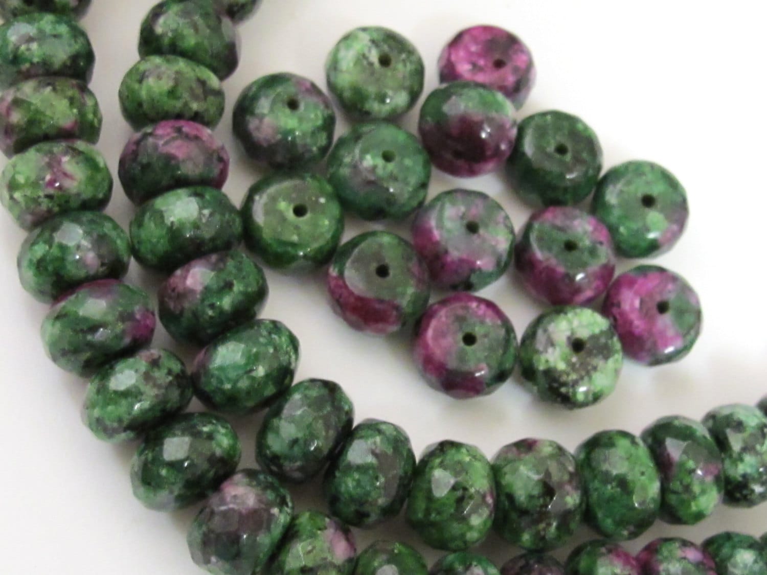 8 Beads - Ruby Zoisite faceted gemstone rondelle beads 10 mm - GM203
