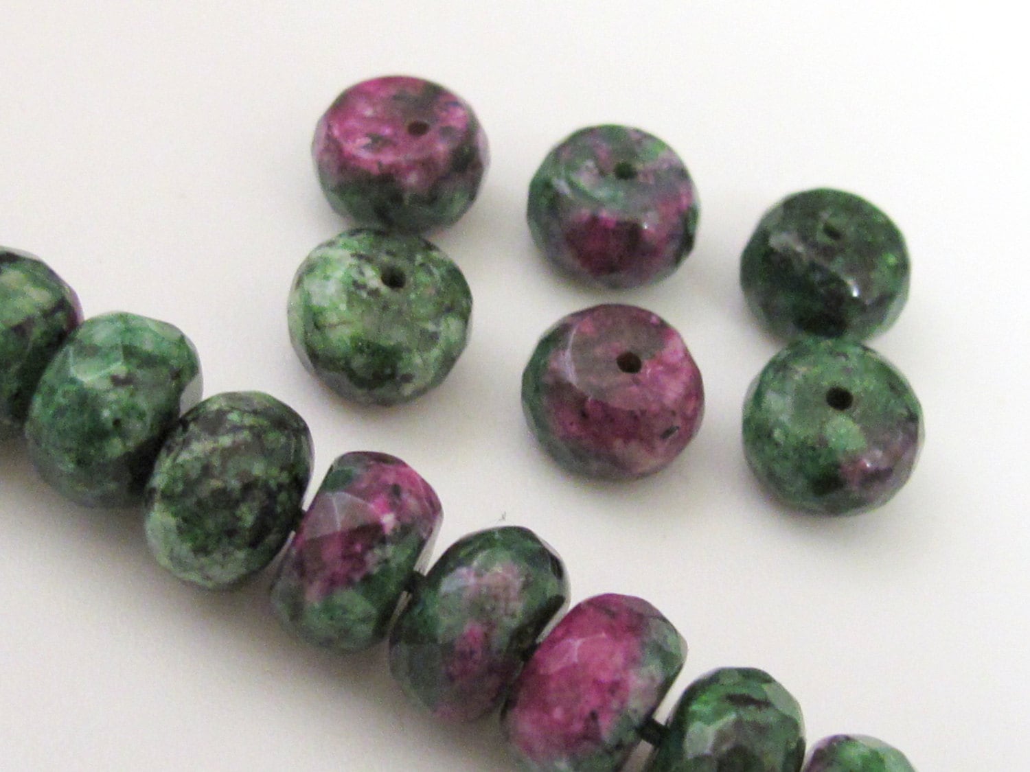 8 Beads - Ruby Zoisite faceted gemstone rondelle beads 10 mm - GM203