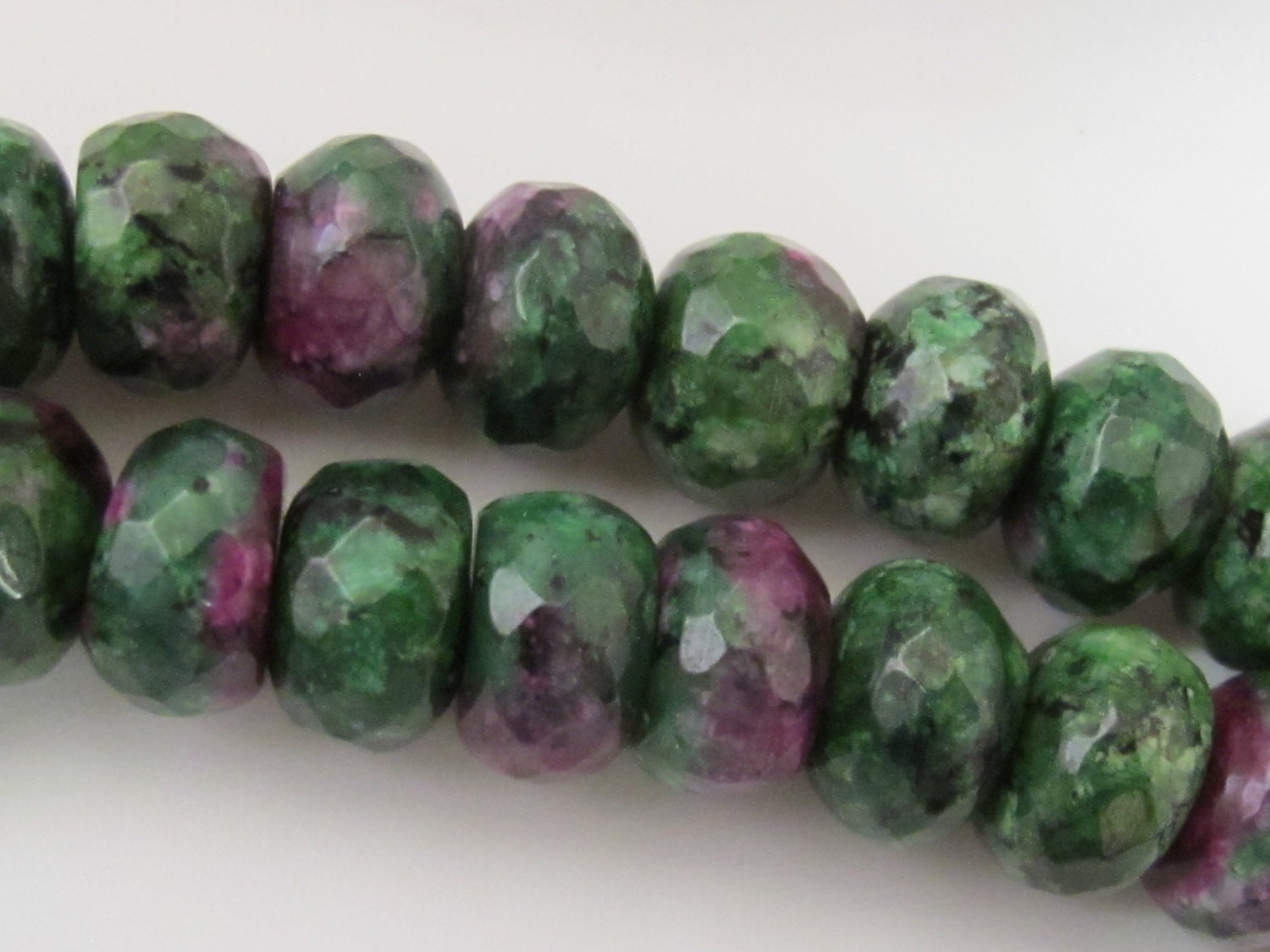 8 Beads - Ruby Zoisite faceted gemstone rondelle beads 10 mm - GM203