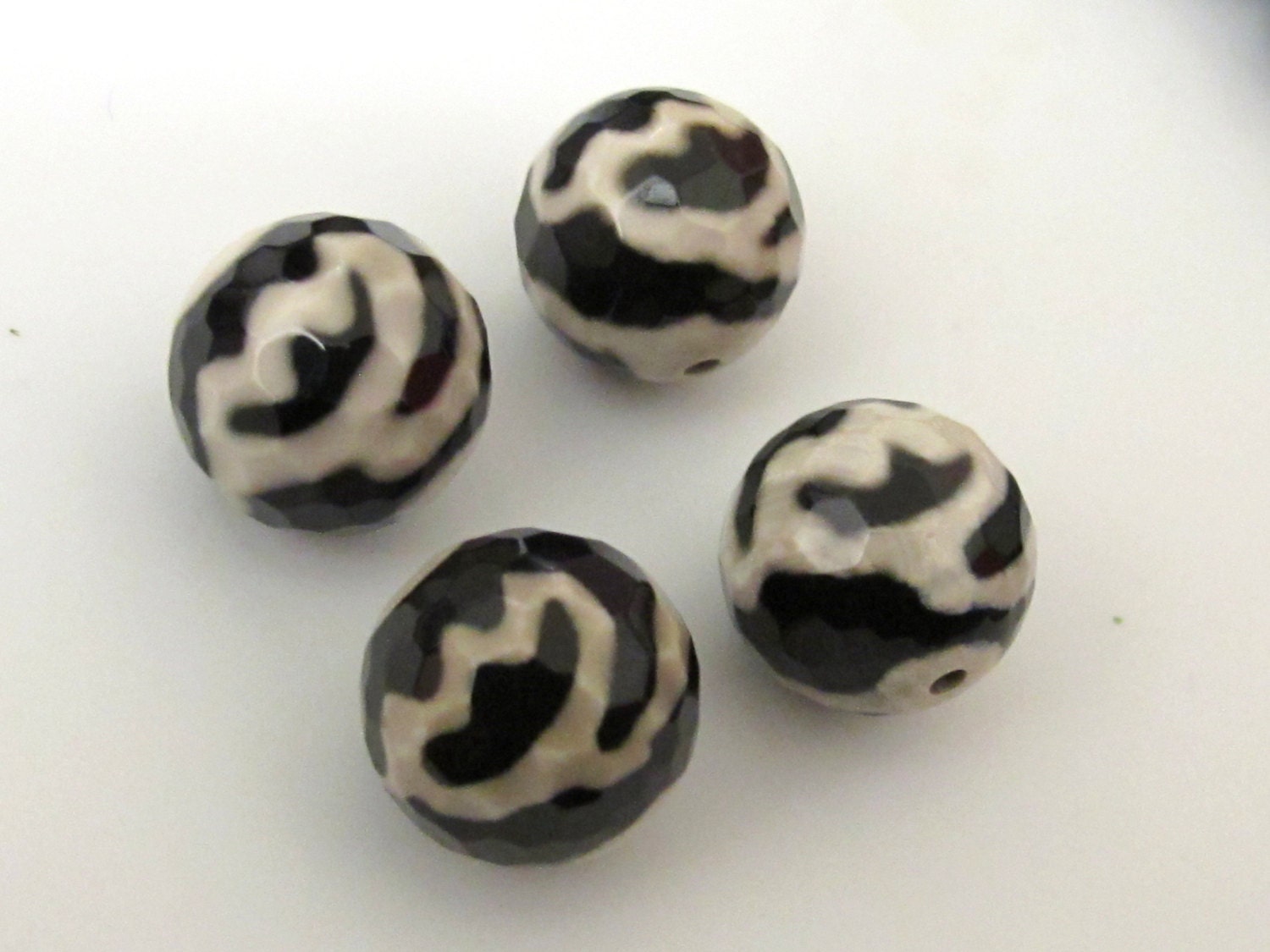 3 beads - 14 mm size Faceted Agate Tibetan Lotus flower dzi bead - GM228