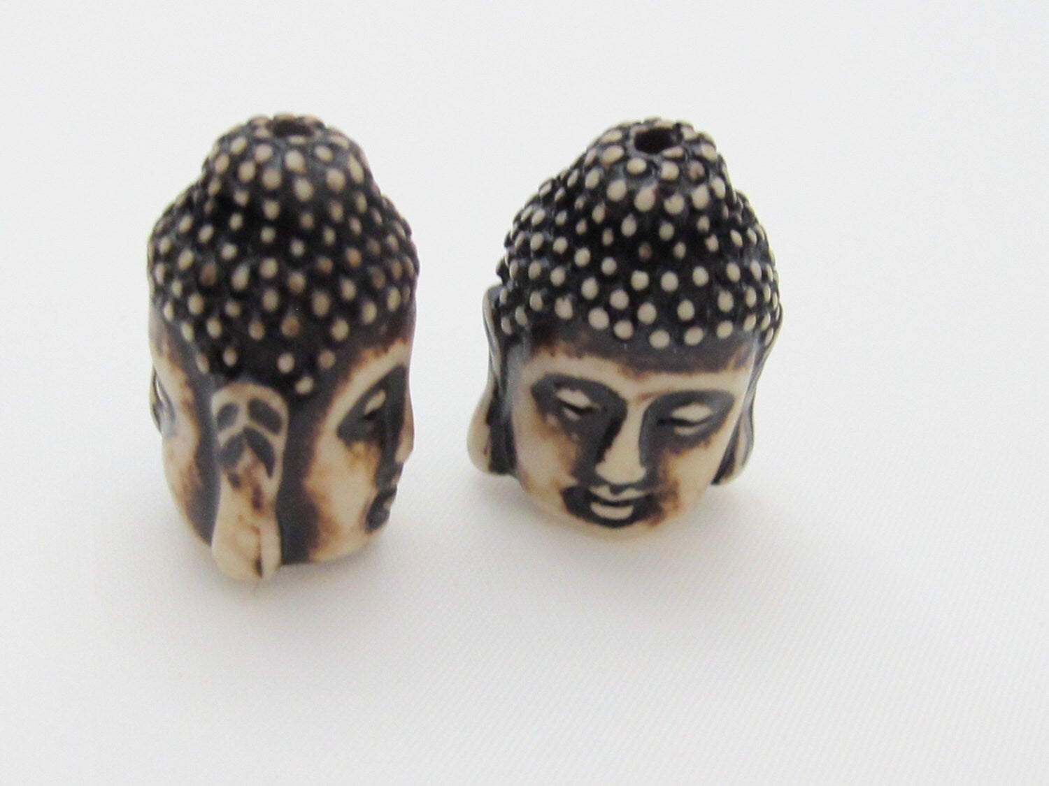 1 Bead - Medium Carved Buddha focal pendant bead - BD305A