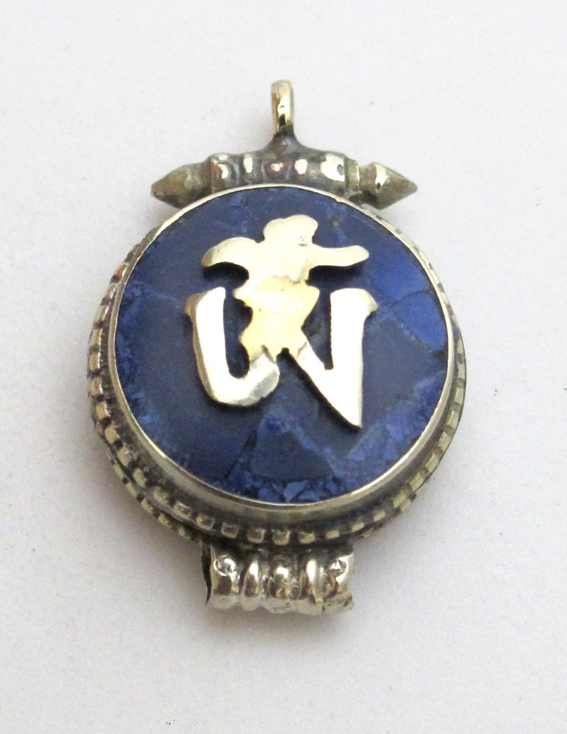 Small size Tibetan Ghau prayer box Om pendant with lapis inlay - PM151C
