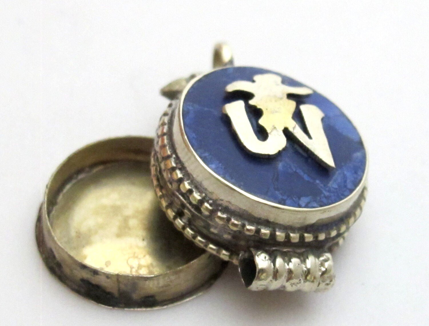 Small size Tibetan Ghau prayer box Om pendant with lapis inlay - PM151C