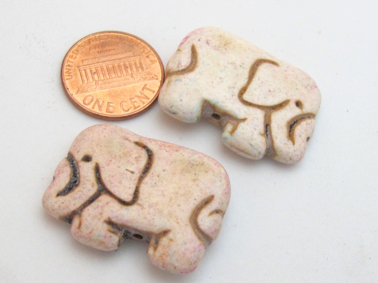Cream Pinkish color howlite elephant shape bead pendant - 1 bead - GM242F