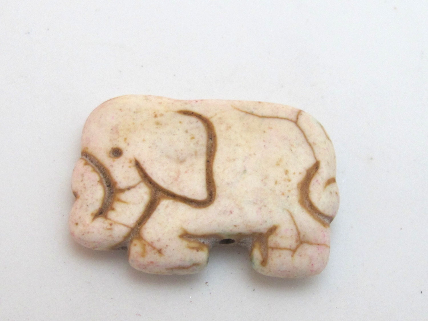 Cream Pinkish color howlite elephant shape bead pendant - 1 bead - GM242F