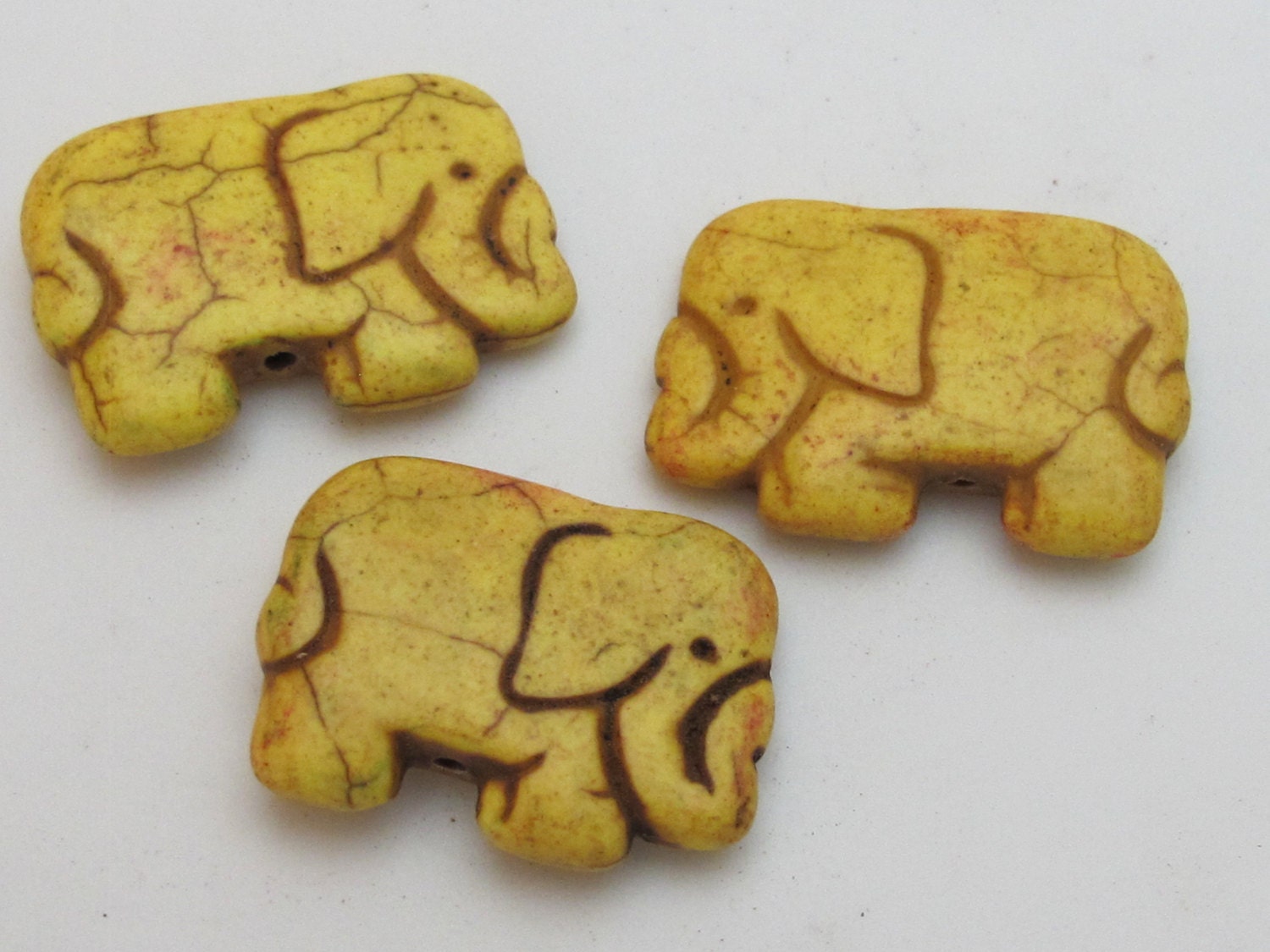 Yellow color howlite elephant shape bead pendant - 1 bead - GM242E