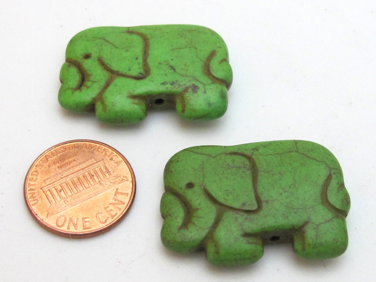 Green howlite elephant shape bead pendant - 1 bead - GM242D