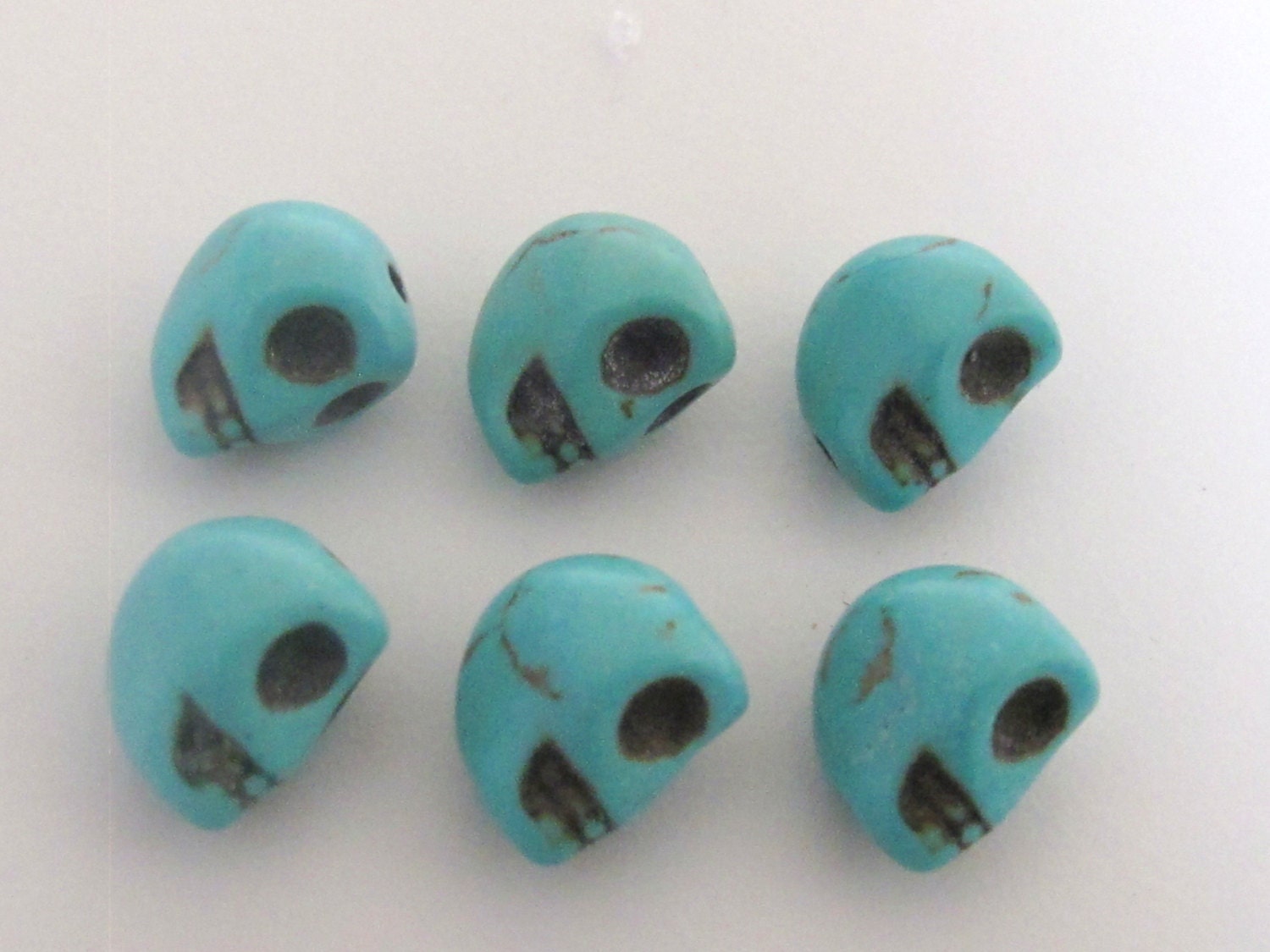 Blue Howlite turquoise skull beads - 10 beads - GM255
