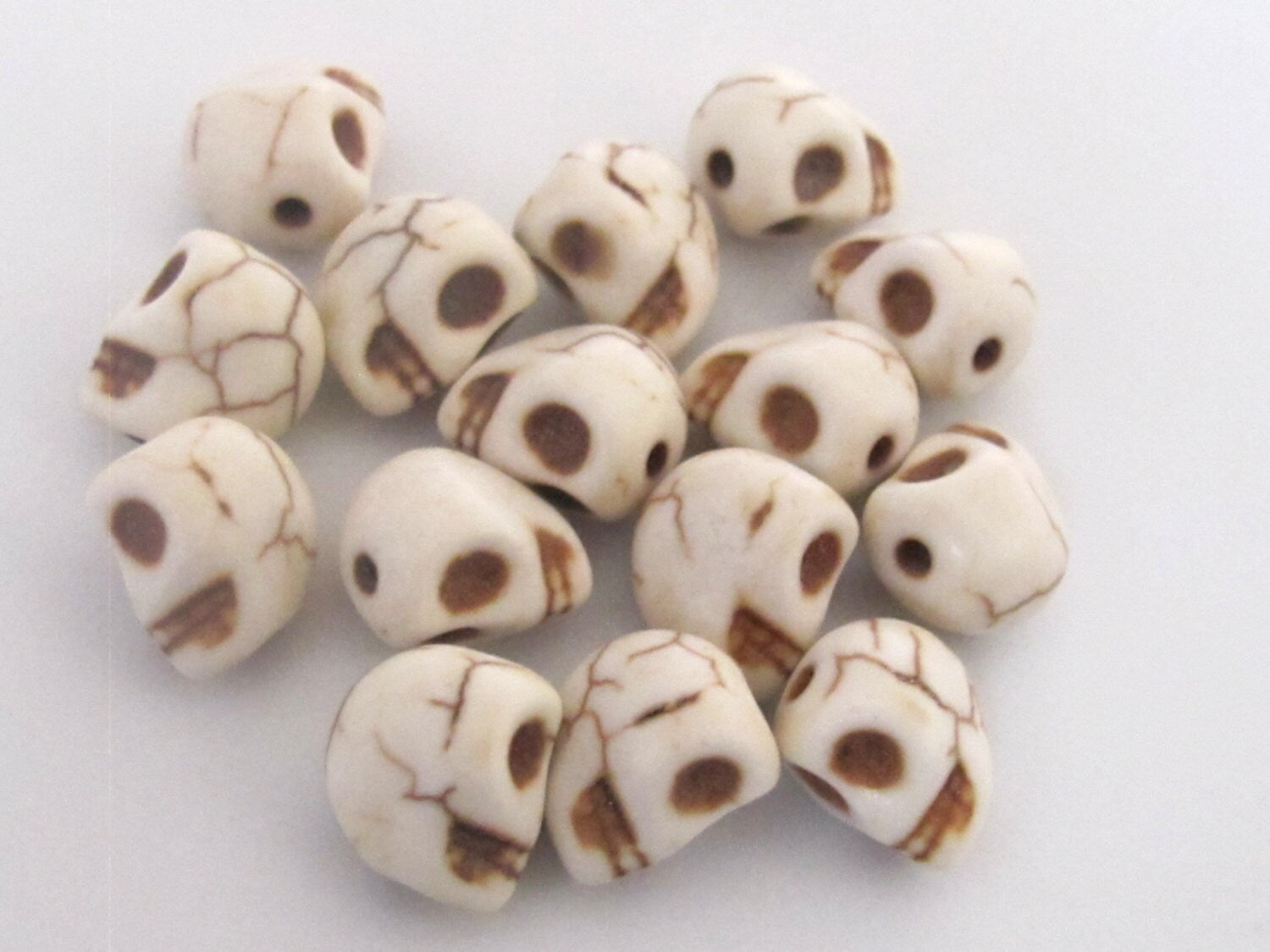 White Howlite turquoise skull beads - 10 beads - GM256