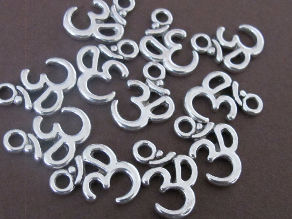20 Charms - Silver tone yoga meditation om metal charms beads - BD459