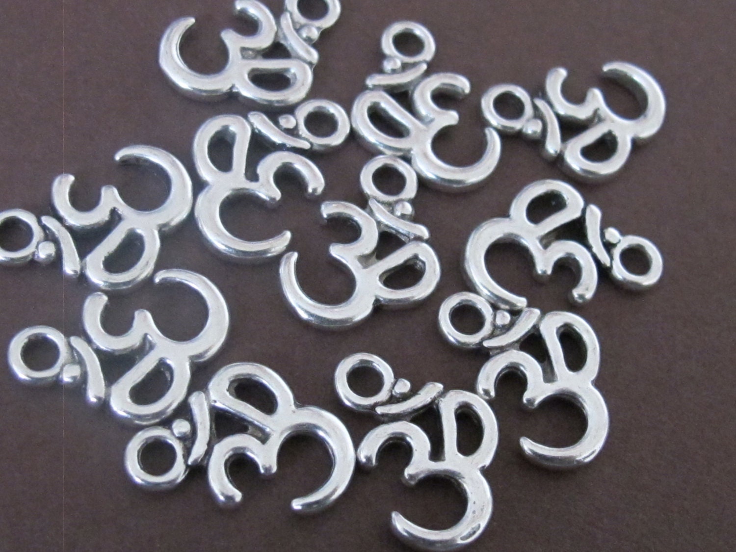 20 Charms - Silver tone yoga meditation om metal charms beads - BD459