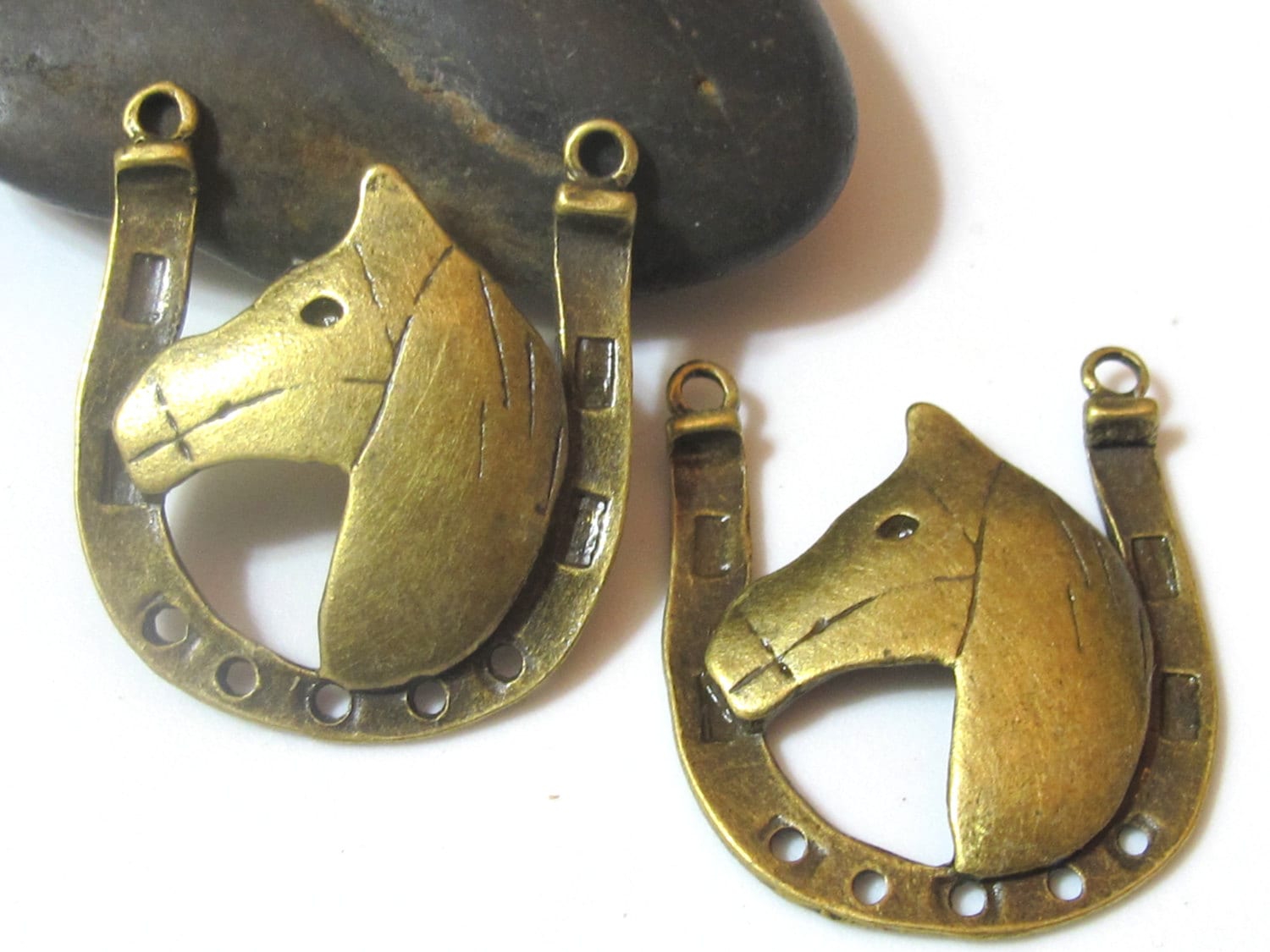 Horse shoe shape metal charm pendant - 4 pieces - BD463C