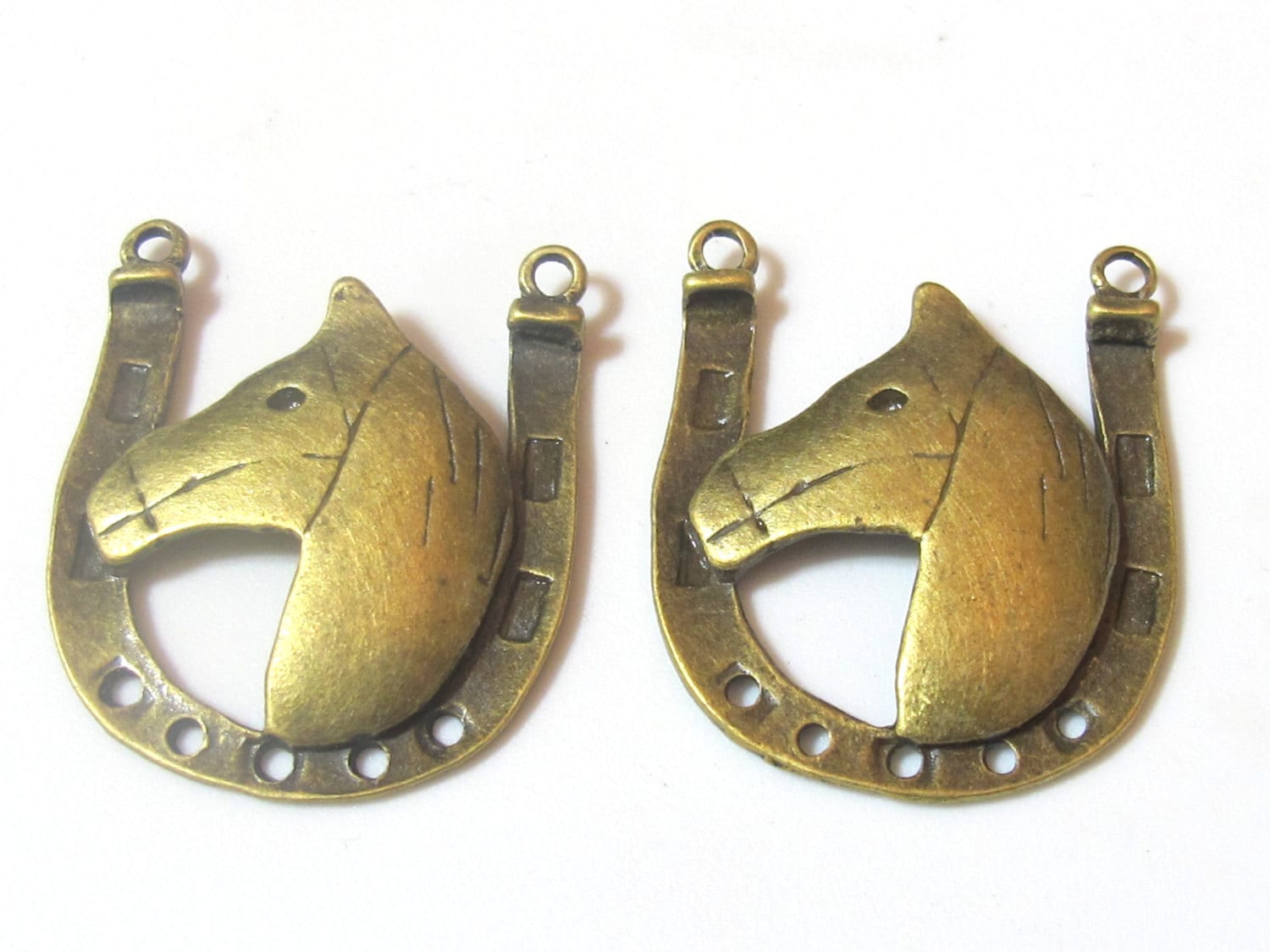 Horse shoe shape metal charm pendant - 4 pieces - BD463C