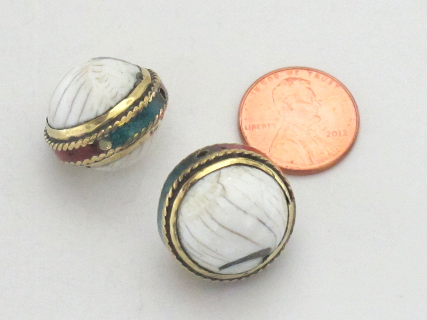 1 BEAD - Oval saucer shape ethnic naga conch shell bead in brass band with turquoise coral inlay - CH039