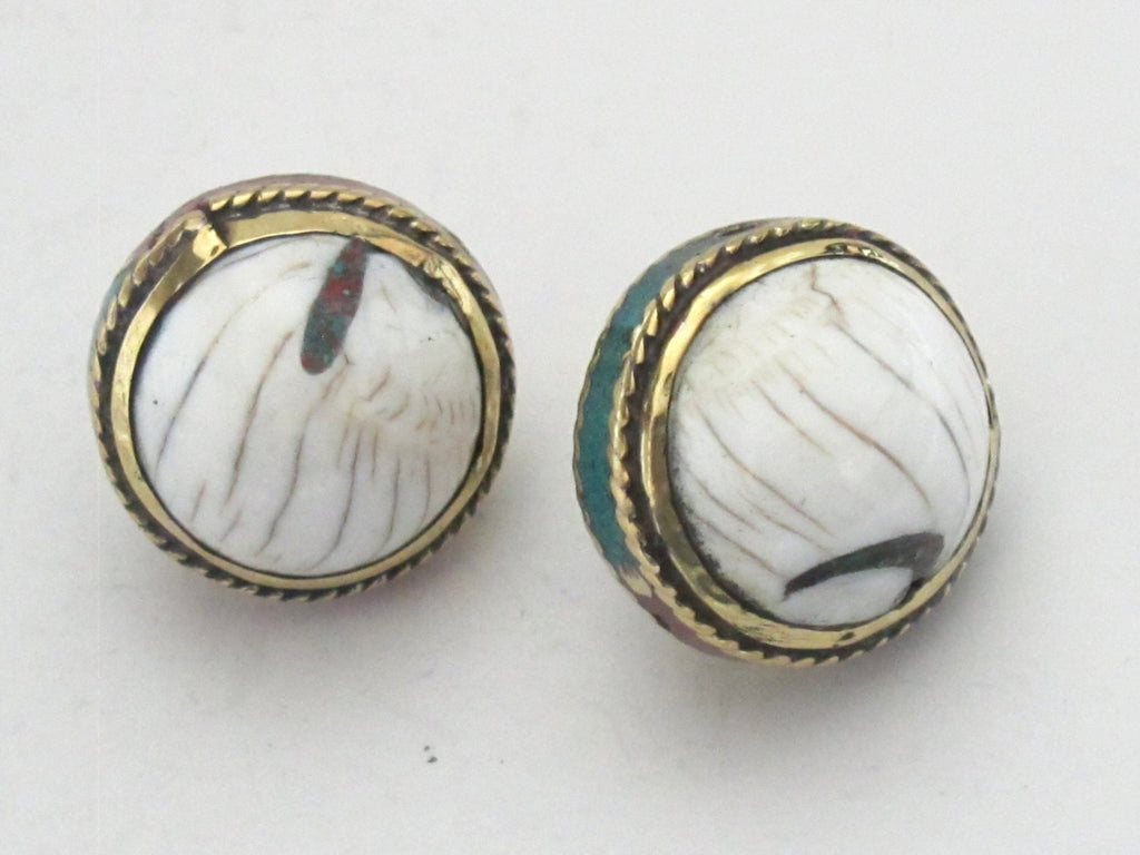 1 BEAD - Oval saucer shape ethnic naga conch shell bead in brass band with turquoise coral inlay - CH039