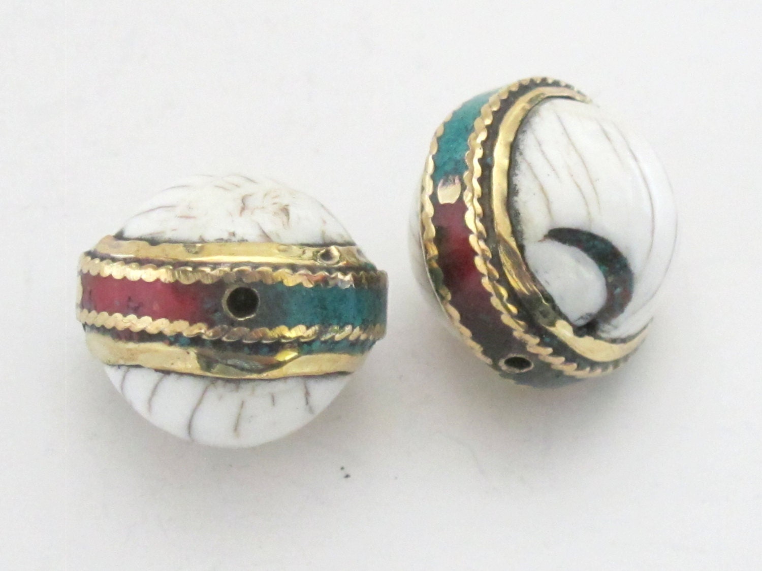 1 BEAD - Oval saucer shape ethnic naga conch shell bead in brass band with turquoise coral inlay - CH039