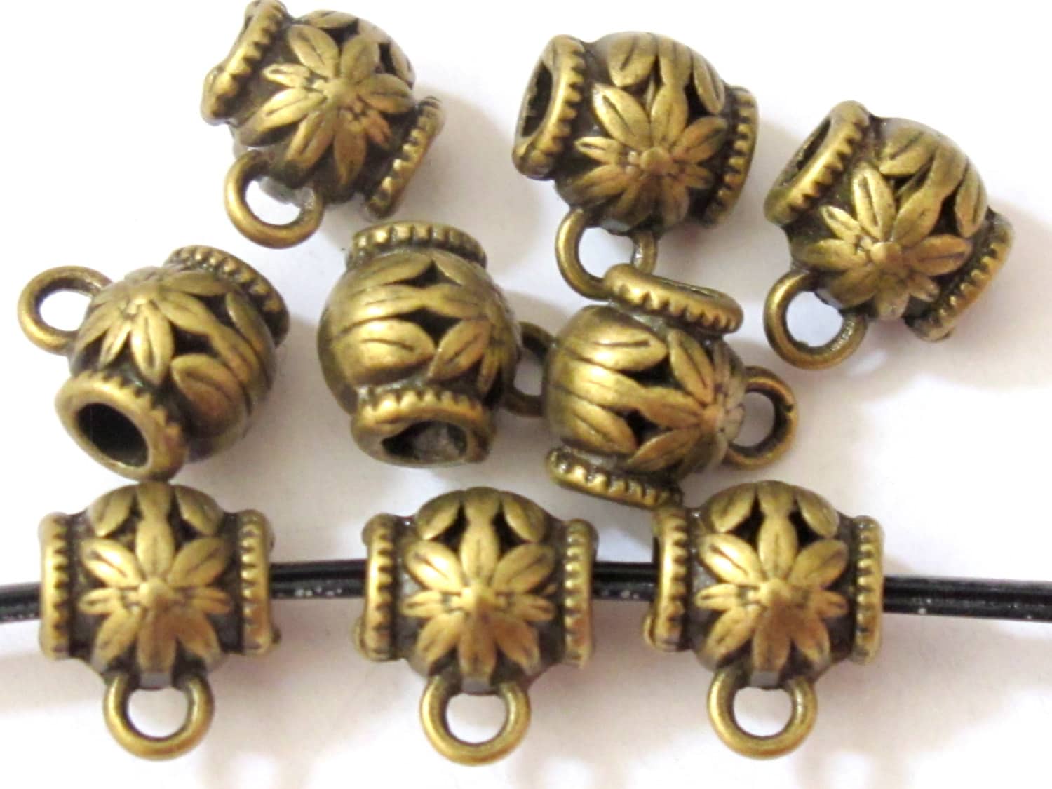 4 BEADS - Floral design Bronze connector bail beads - BD509
