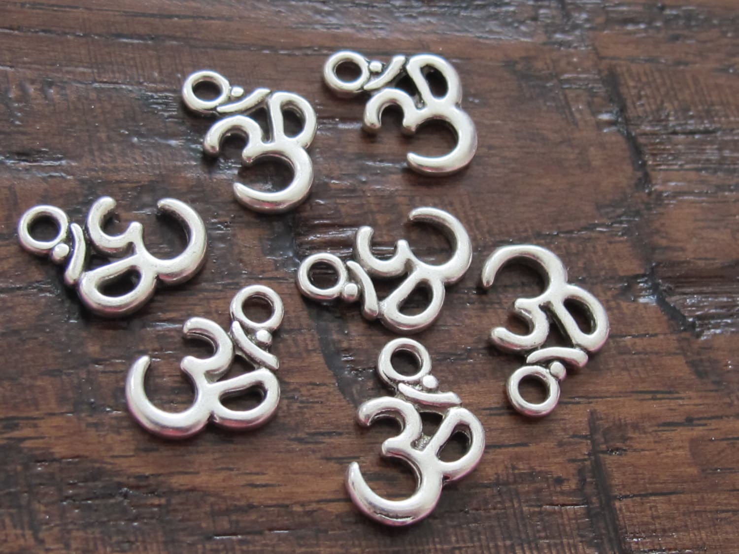 20 Charms - Silver tone yoga meditation om metal charms beads - BD459