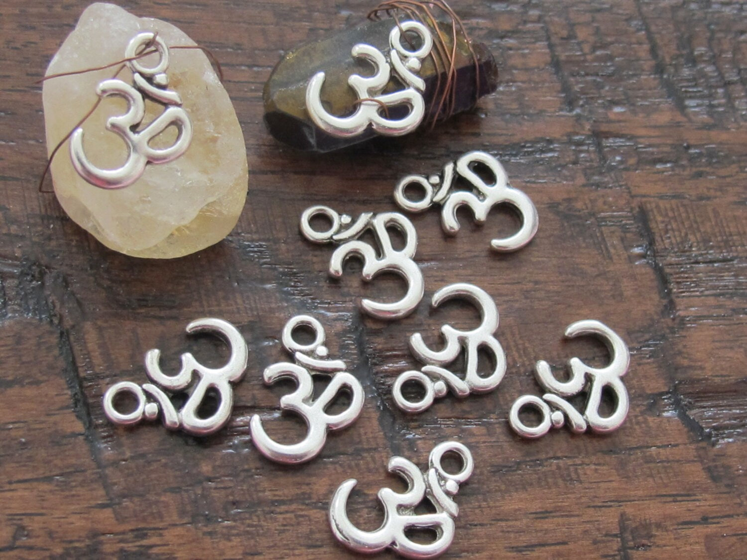 20 Charms - Silver tone yoga meditation om metal charms beads - BD459