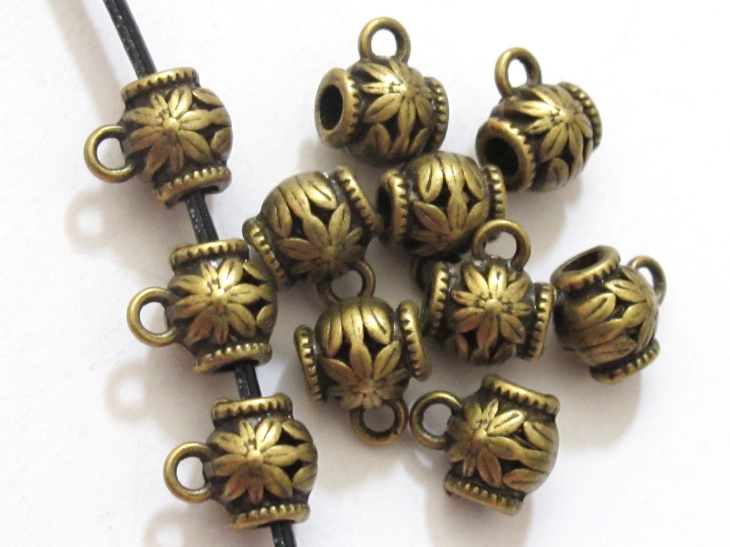 4 BEADS - Floral design Bronze connector bail beads - BD509