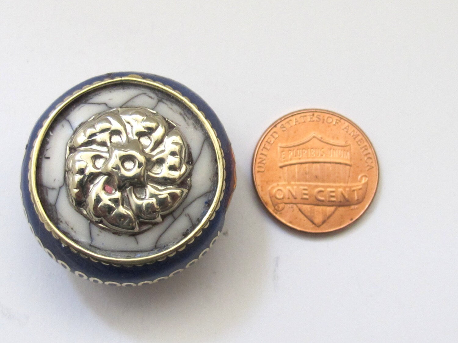 1 BEAD - Reversible Tibetan white crackle resin bead with lapis and brass inlay and silver star floral design - BD519E