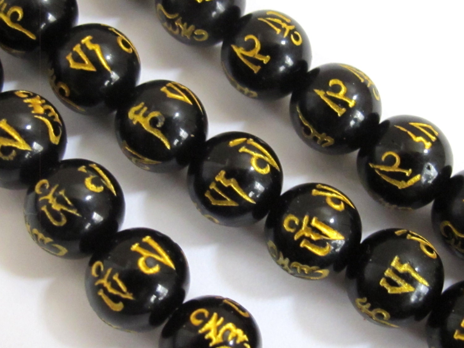 4 Beads-Tibetan om mantra etched black agate quartz beads 10 mm - GM230A