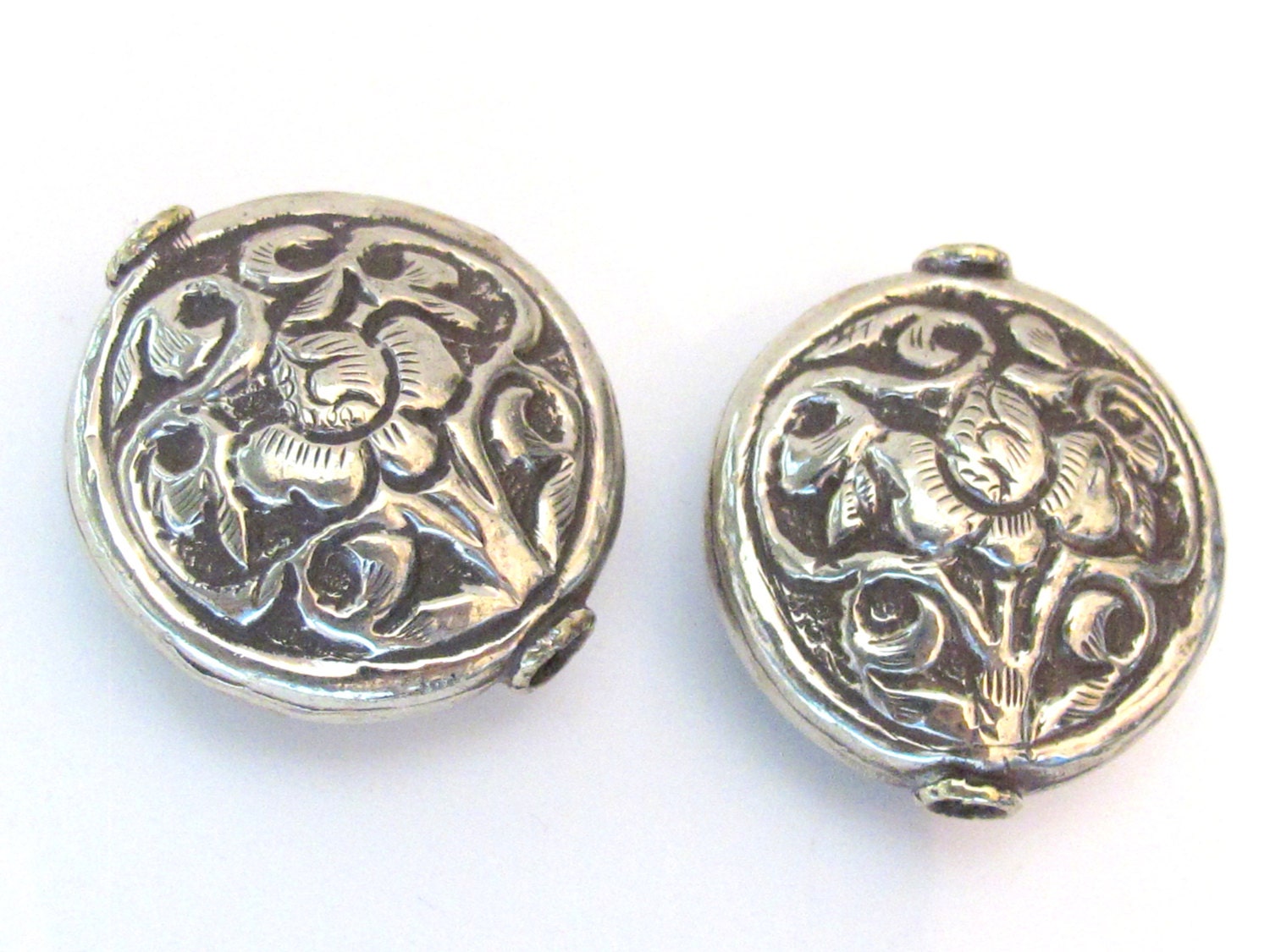 1 BEAD - Large round shape Tibetan silver repousse Lotus floral design reversible focal pendant bead - BD577