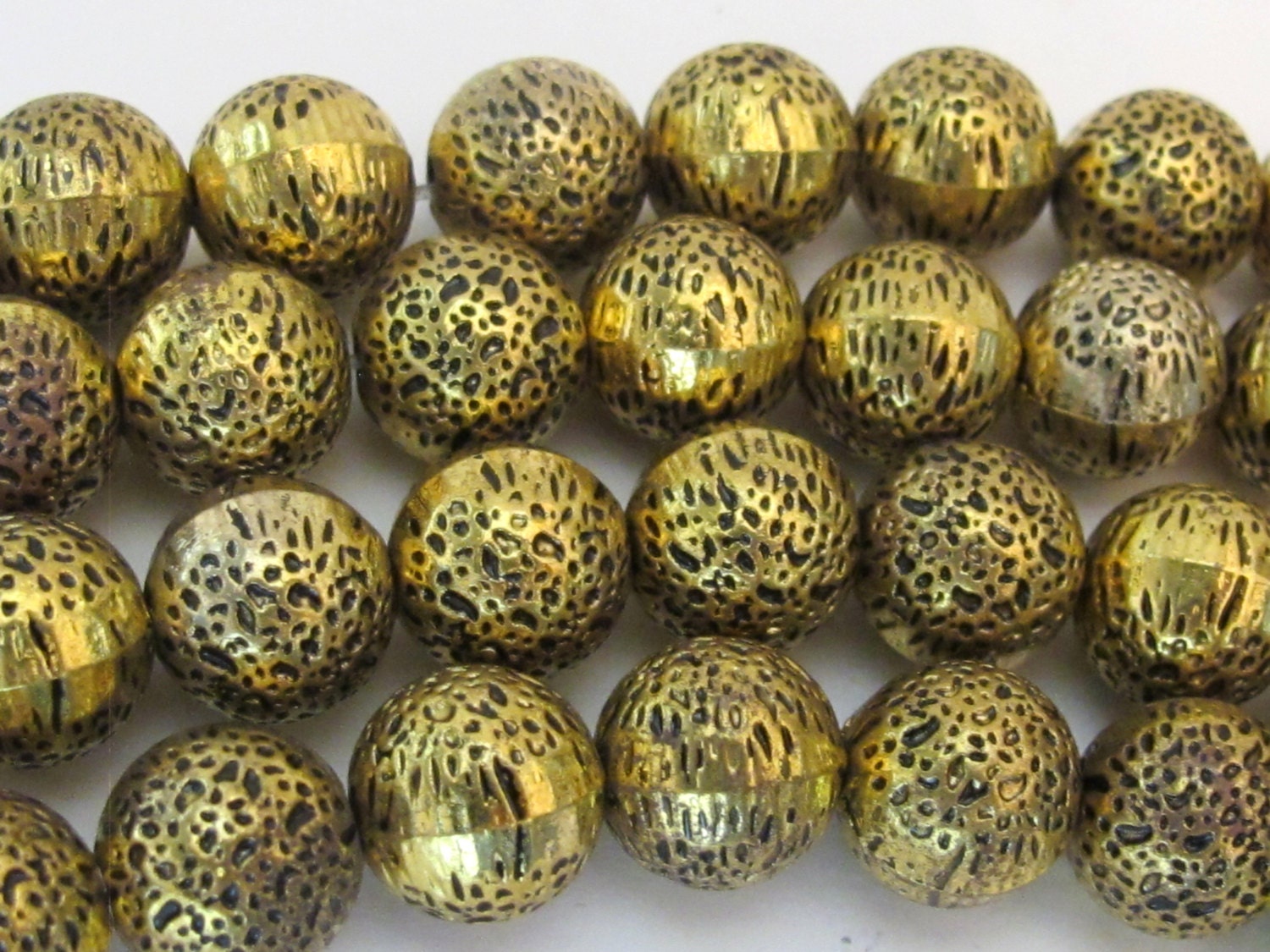 10 BEADS - Antiqued Gold finish hammered look thick round solid metal beads 12mm - BD579