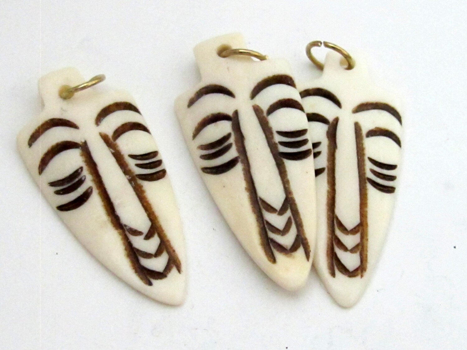 Carved recycled cattle bone color tribal Face pendant arrowhead shape - 1 Pendant - PB076