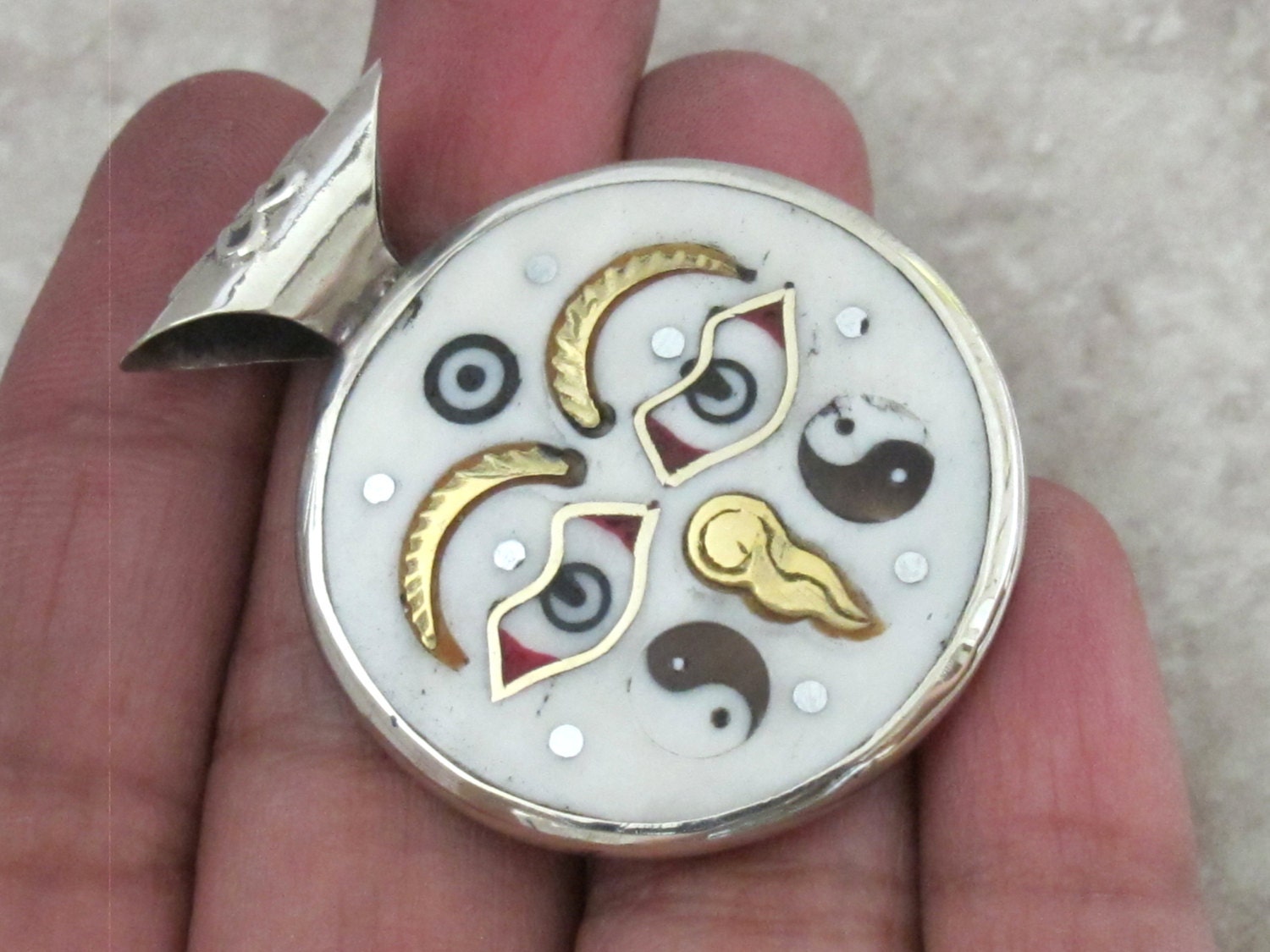 Reversible round cream color tibetan recycled cattle bone pendant with brass inlay, om mantra and buddha eye - PM236
