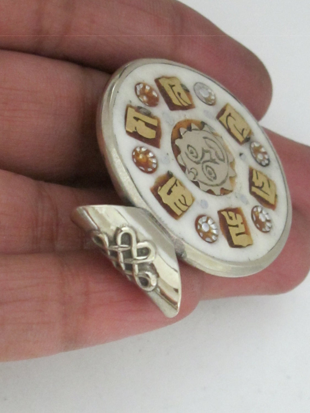 Reversible round cream color tibetan recycled cattle bone pendant with brass inlay, om mantra and buddha eye - PM236