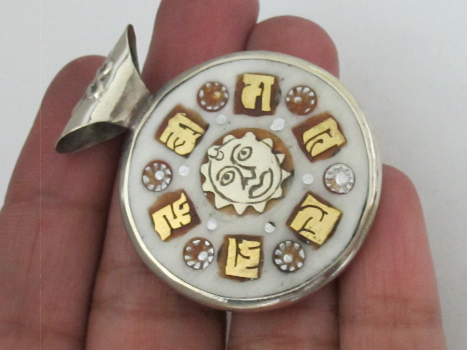 Reversible round cream color tibetan recycled cattle bone pendant with brass inlay, om mantra and buddha eye - PM236