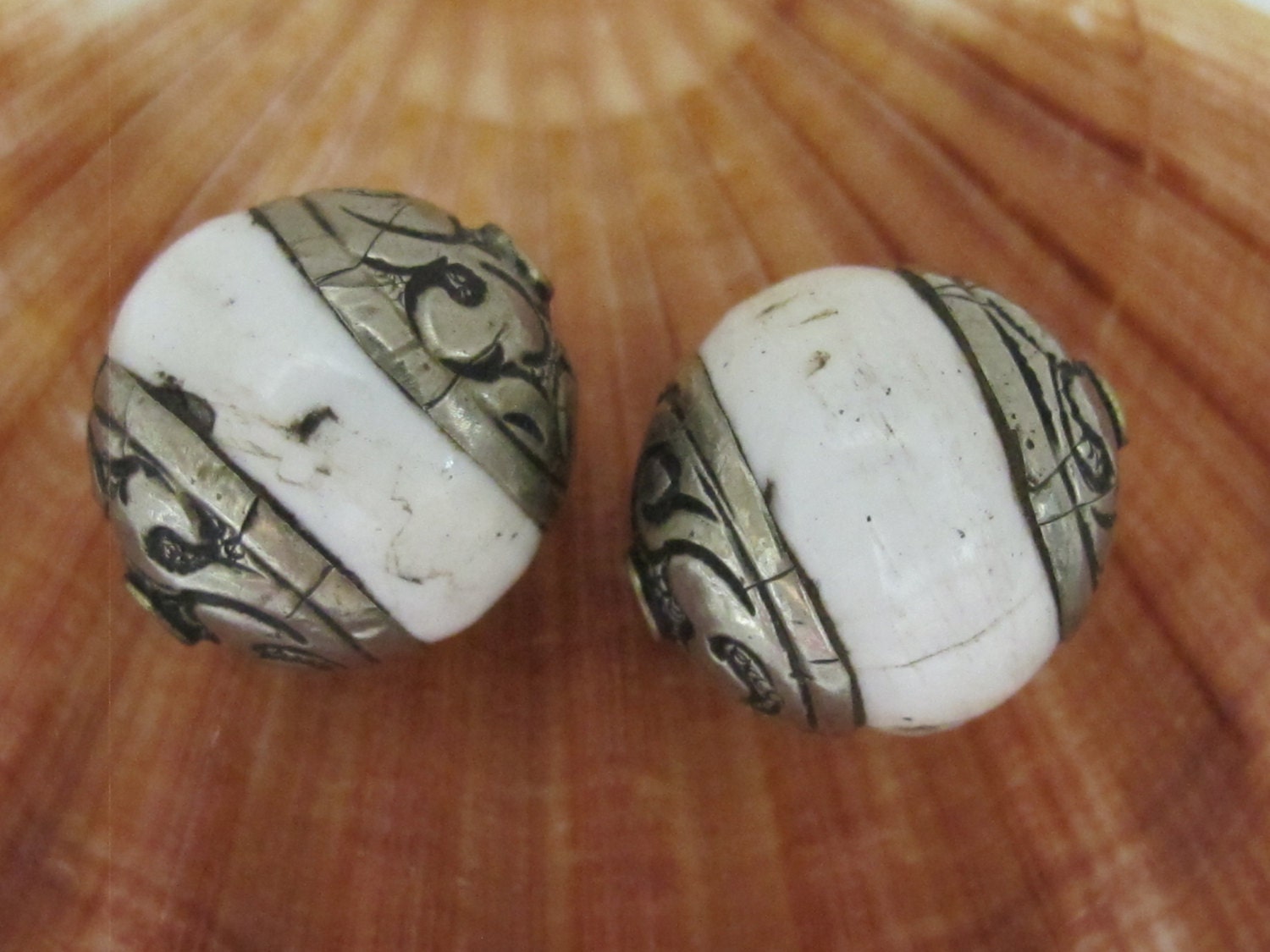 1 BEAD - Thick oval shape ethnic Tribal naga conch shell capped beads from Nepal - CH044