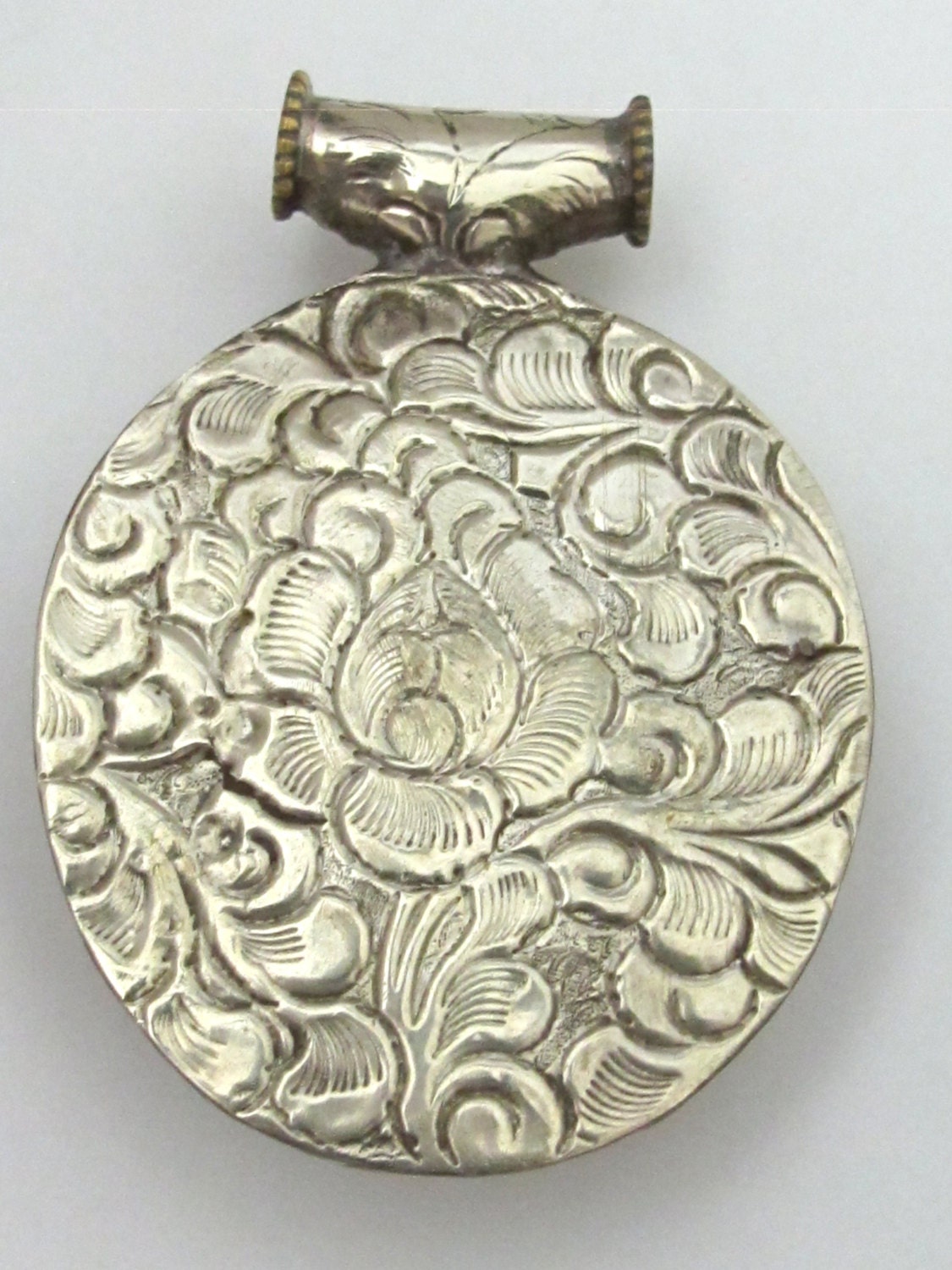 Large Oval shape Tibetan Nepal antiqued silver finish Green lord Ganesha pendant with floral repousse on reverse - PM201G