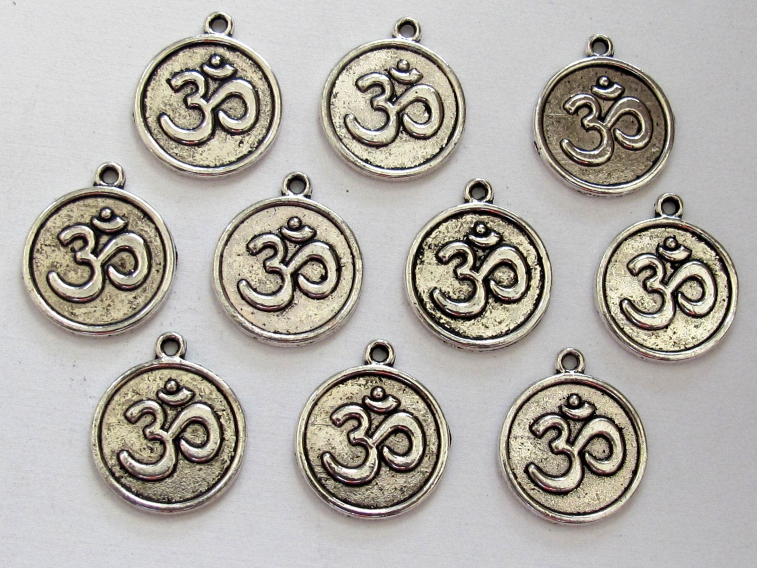 8 pieces - silver tone yoga meditation om metal disc charms beads - BD589