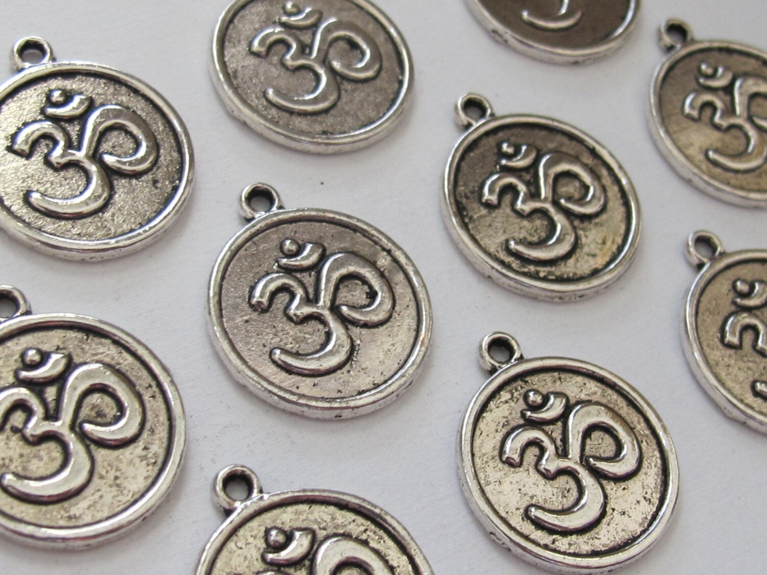 8 pieces - silver tone yoga meditation om metal disc charms beads - BD589