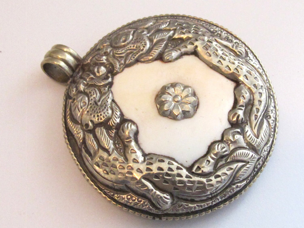 Ethnic Nepal pendant - Tibetan pendants - Exotic naga conch shell Tibetan silver double Dragon pendant - handmade in Nepal - PM245