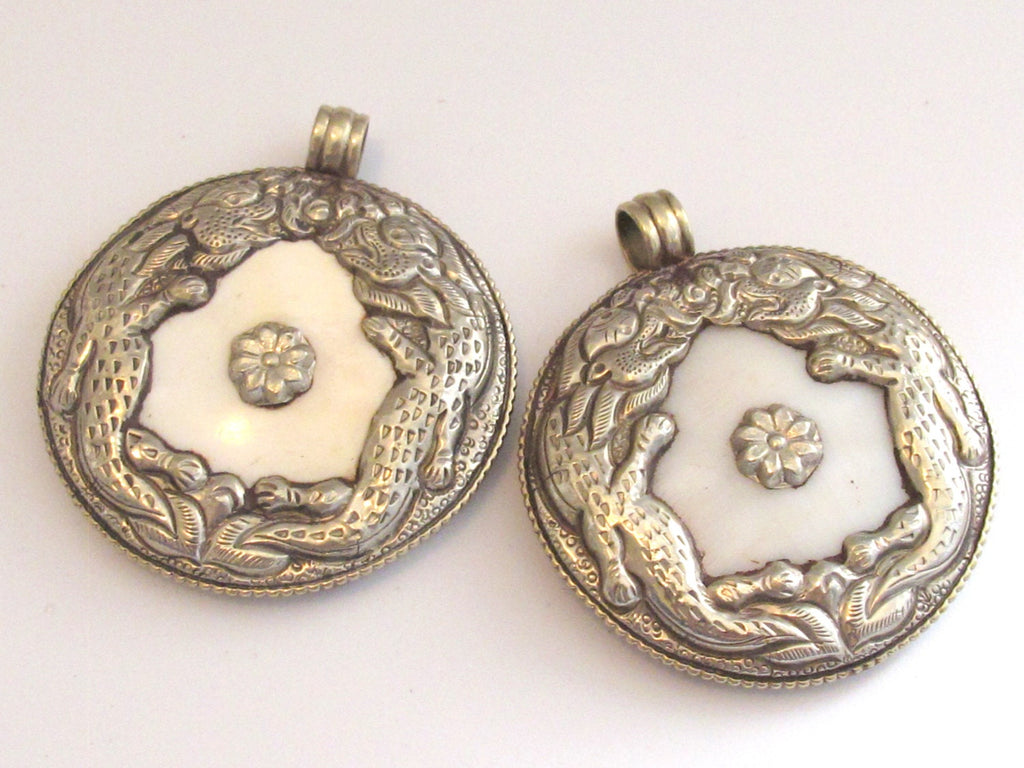 Ethnic Nepal pendant - Tibetan pendants - Exotic naga conch shell Tibetan silver double Dragon pendant - handmade in Nepal - PM245