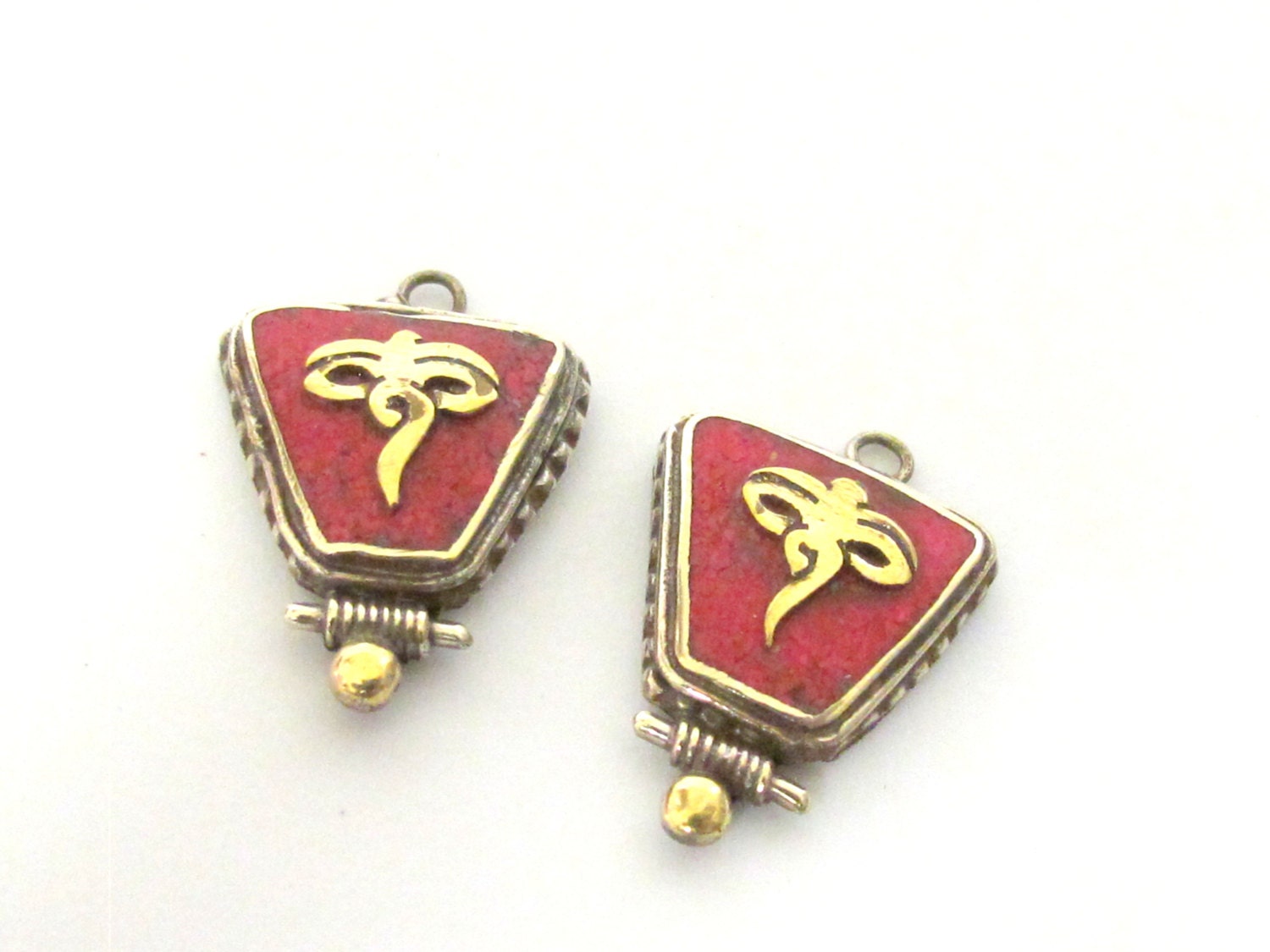 1 charm - Small Size trapezoid shape Tibetan Buddha eyes coral inlaid brass charm pendant - PM247J